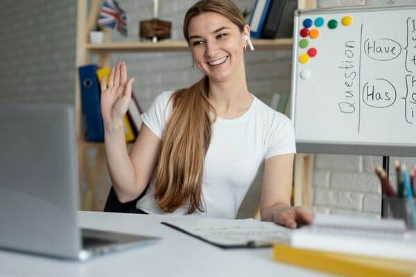 Chica en teletrabajo