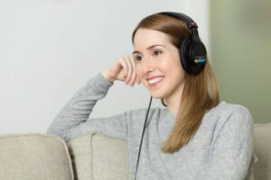 Chica escuchando la radio