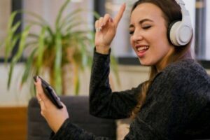 Chica escuchando música